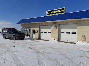 Le garage du Centre du Pneu D. Lecault à Cap-Chat, avec l'enseigne Michelin